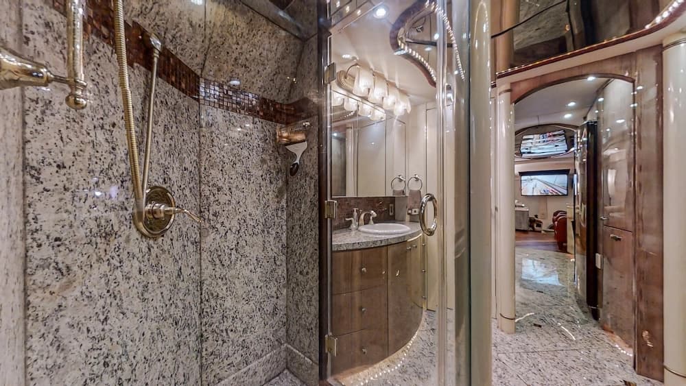2005 Prevost Millennium H3-45 Motorhome - Image 23