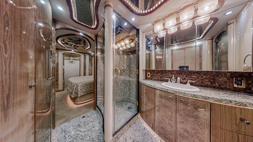 2005 Prevost Millennium H3-45 Motorhome - Image 26