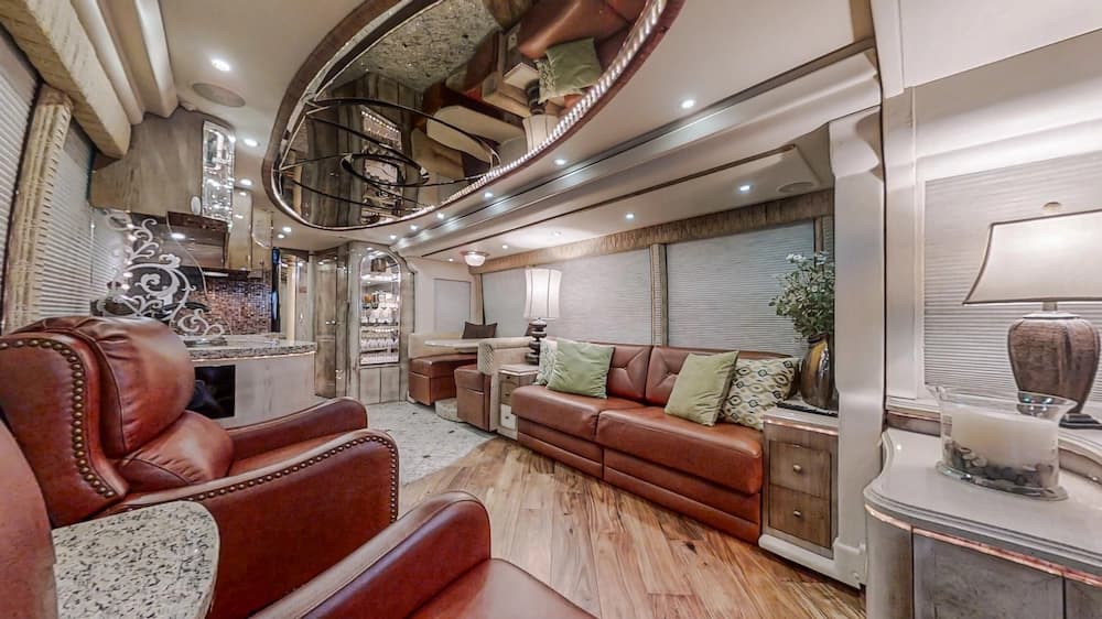 2005 Prevost Millennium H3-45 Motorhome - Image 4