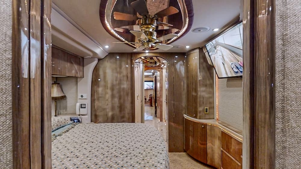 2005 Prevost Millennium H3-45 Motorhome - Image 31
