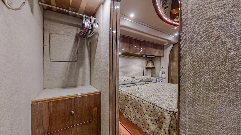 2005 Prevost Millennium H3-45 Motorhome - Image 32