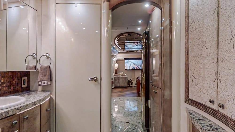 2005 Prevost Millennium H3-45 Motorhome - Image 33