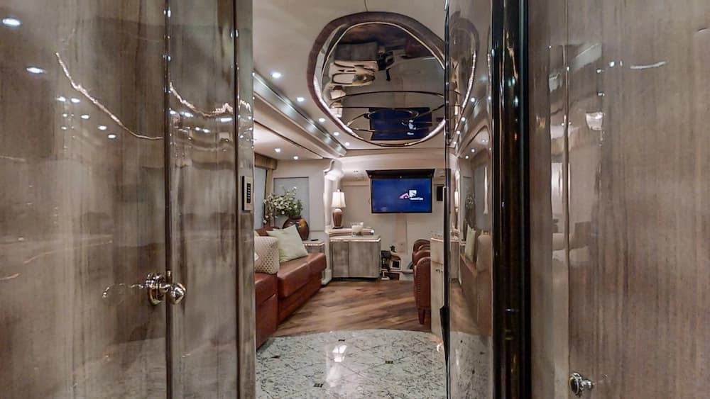 2005 Prevost Millennium H3-45 Motorhome - Image 34