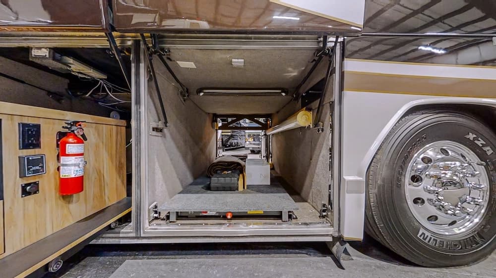 2005 Prevost Millennium H3-45 Motorhome - Image 39