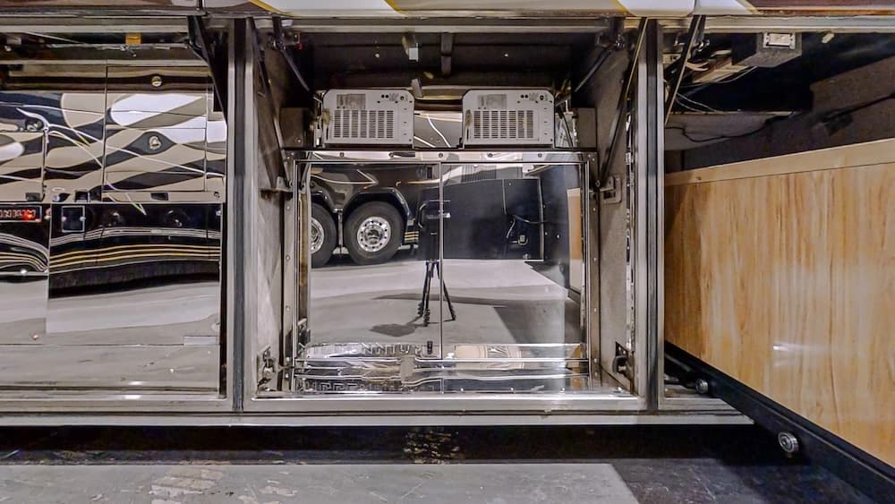 2005 Prevost Millennium H3-45 Motorhome - Image 40