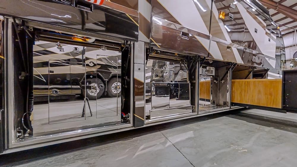 2005 Prevost Millennium H3-45 Motorhome - Image 41