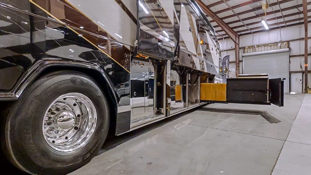 2005 Prevost Millennium H3-45 Motorhome - Image 42