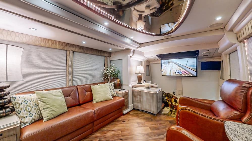 2005 Prevost Millennium H3-45 Motorhome - Image 6