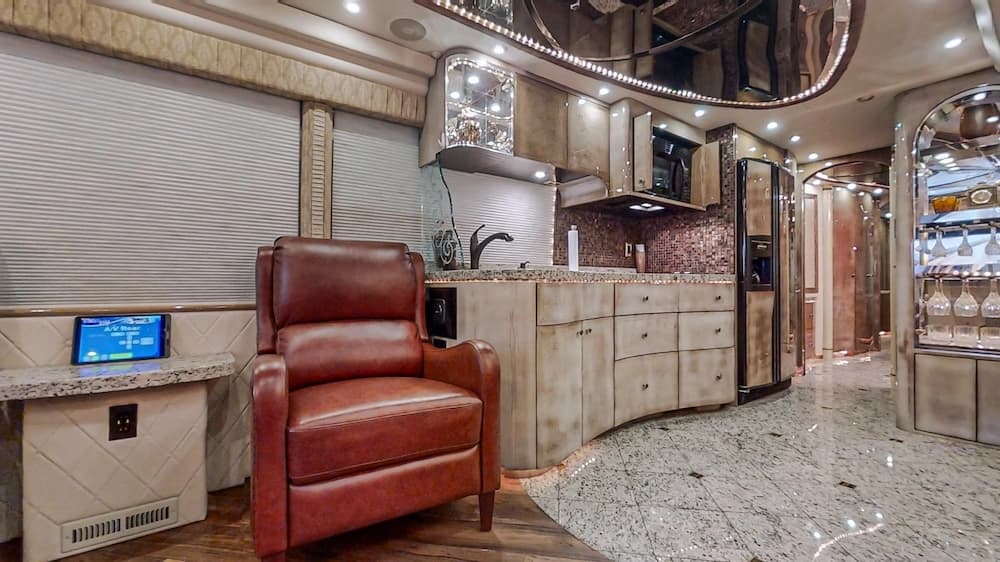 2005 Prevost Millennium H3-45 Motorhome - Image 10