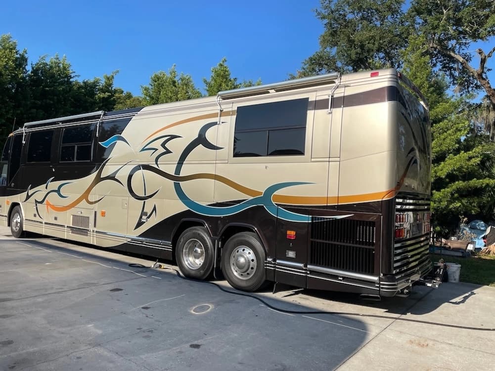 2002 Prevost Featherlite H3-45 Motorhome - Image 2