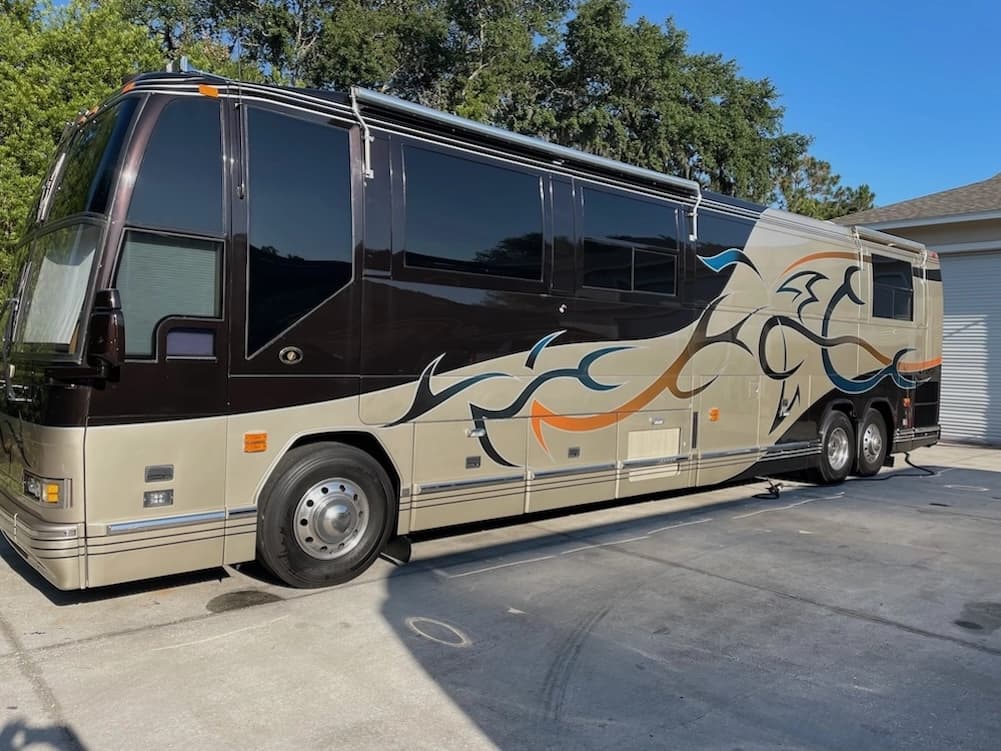 2002 Prevost Featherlite H3-45 Motorhome - Image 1