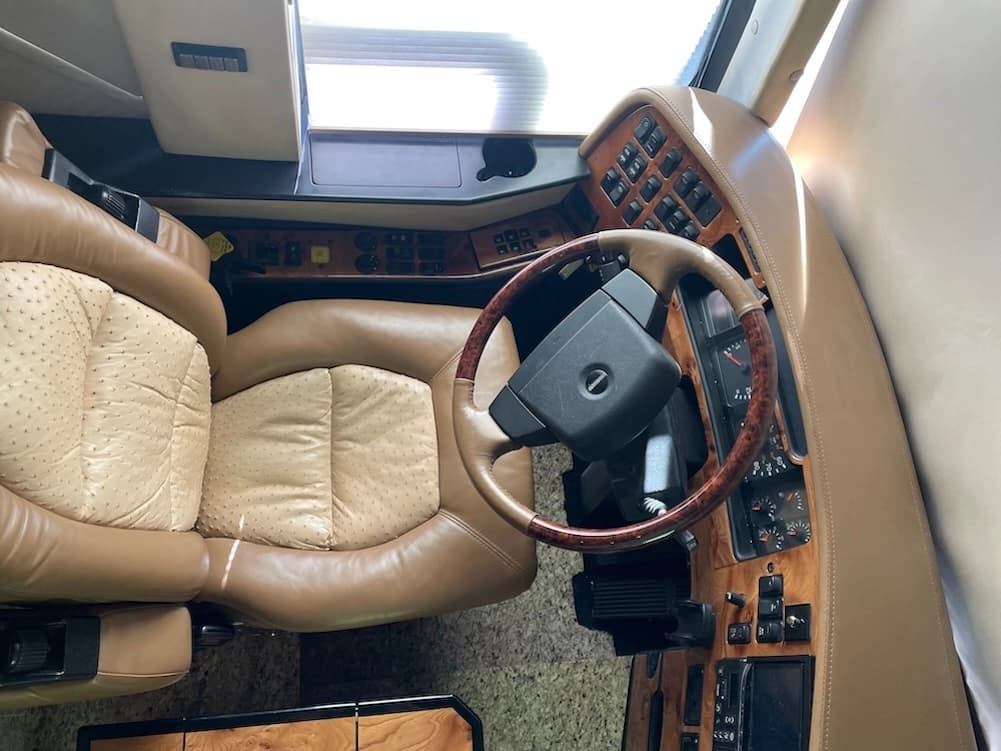 2002 Prevost Featherlite H3-45 Motorhome - Image 12