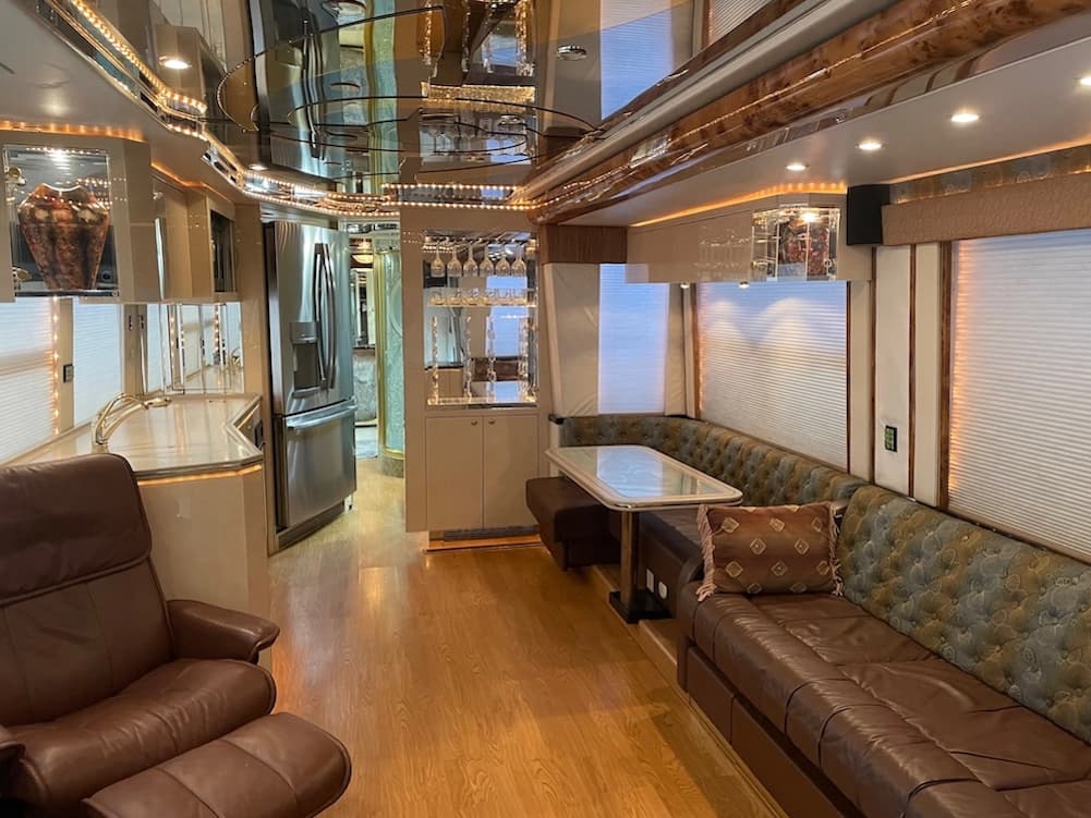 2002 Prevost Featherlite H3-45 Motorhome - Image 15