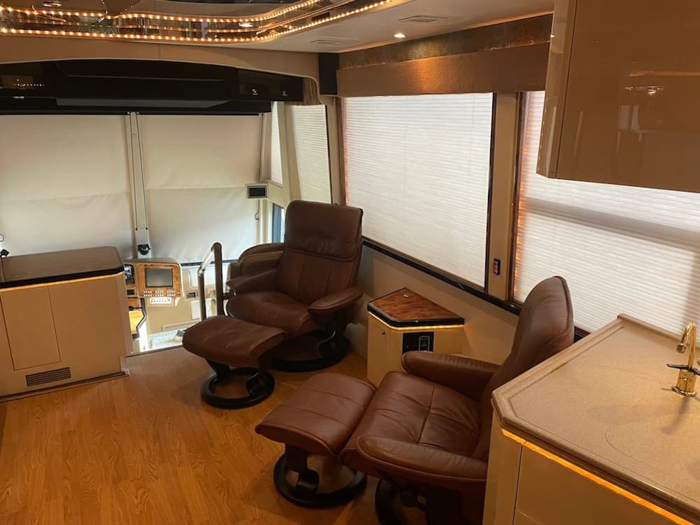 2002 Prevost Featherlite H3-45 Motorhome - Image 16