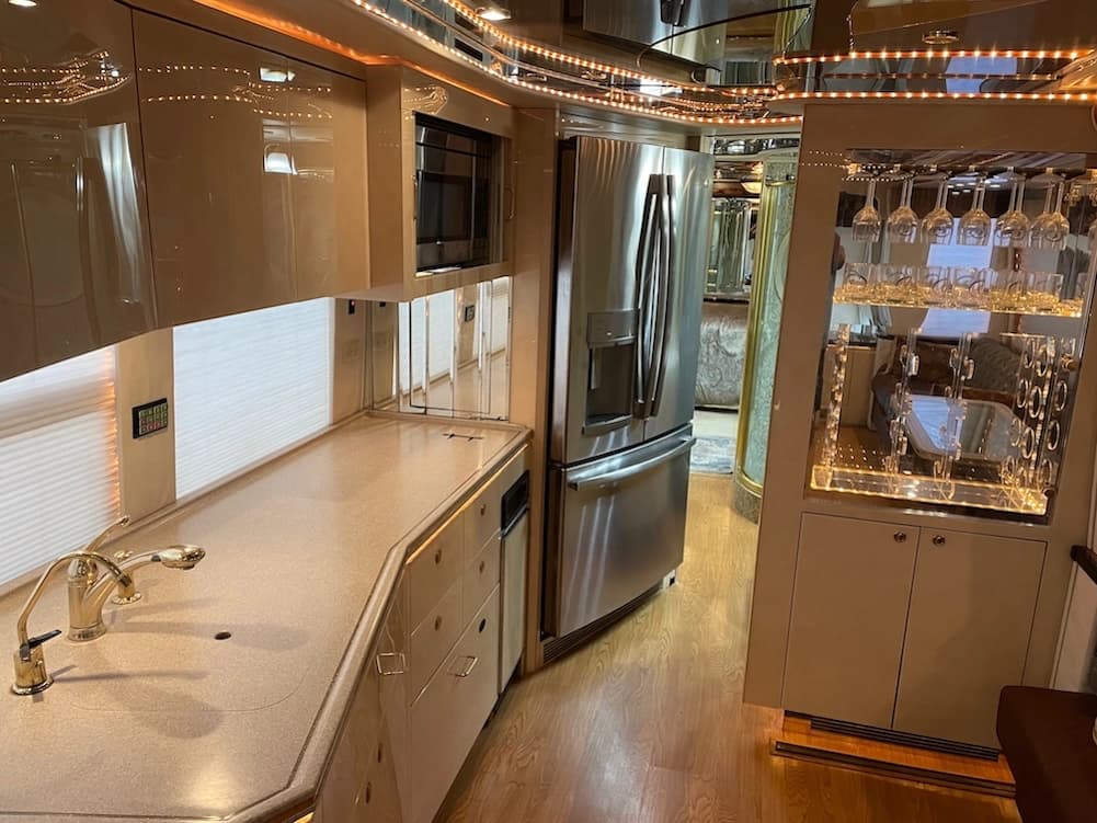 2002 Prevost Featherlite H3-45 Motorhome - Image 17