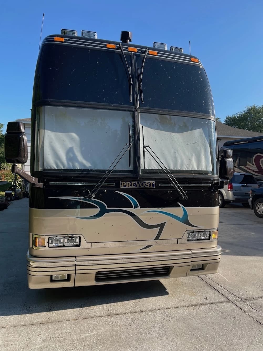 2002 Prevost Featherlite H3-45 Motorhome - Image 3