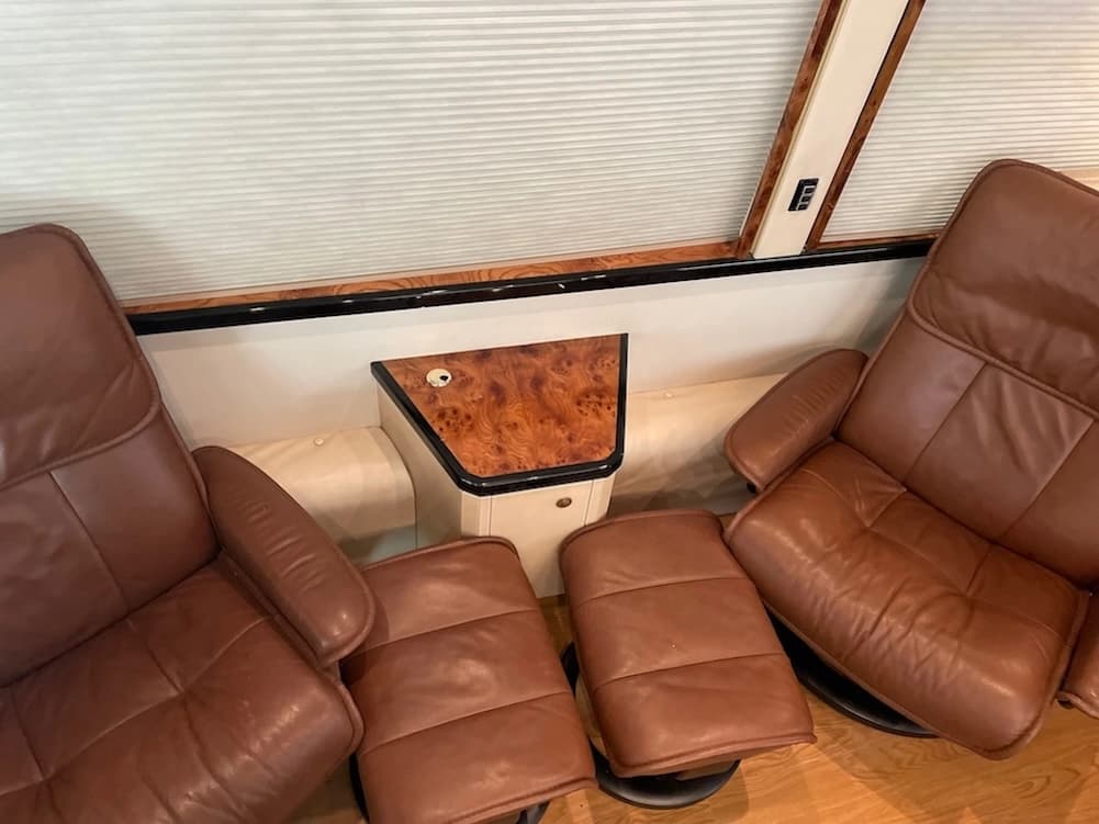 2002 Prevost Featherlite H3-45 Motorhome - Image 21