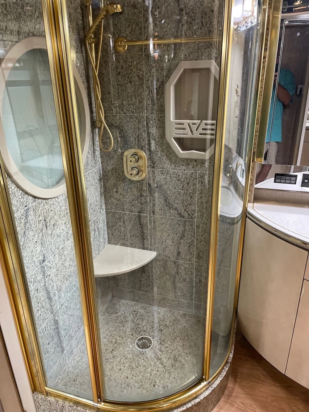 2002 Prevost Featherlite H3-45 Motorhome - Image 28