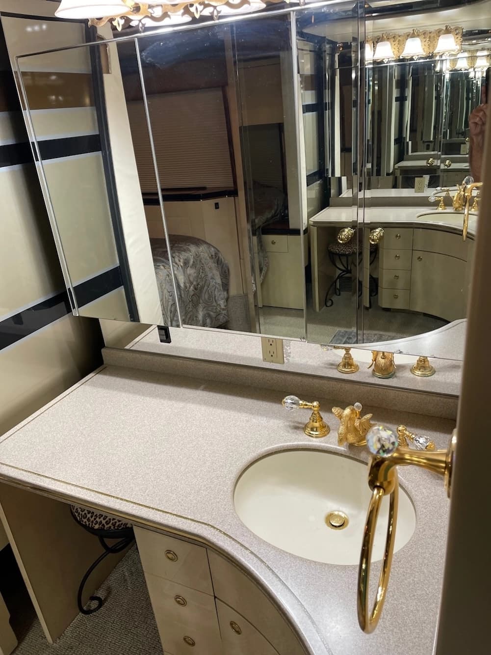2002 Prevost Featherlite H3-45 Motorhome - Image 30