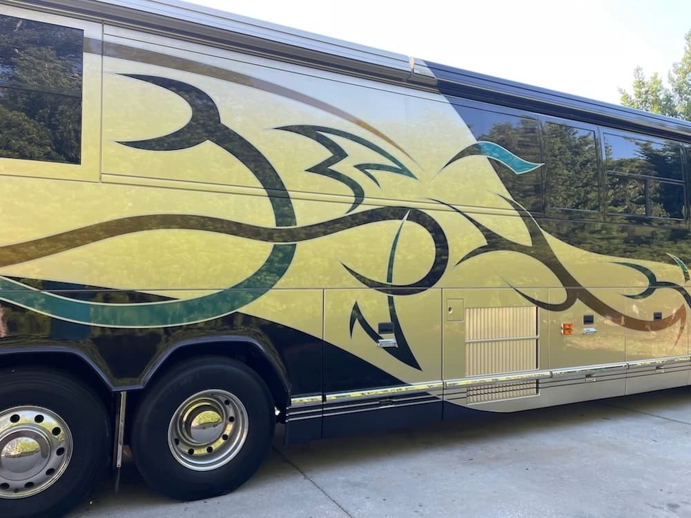 2002 Prevost Featherlite H3-45 Motorhome - Image 4