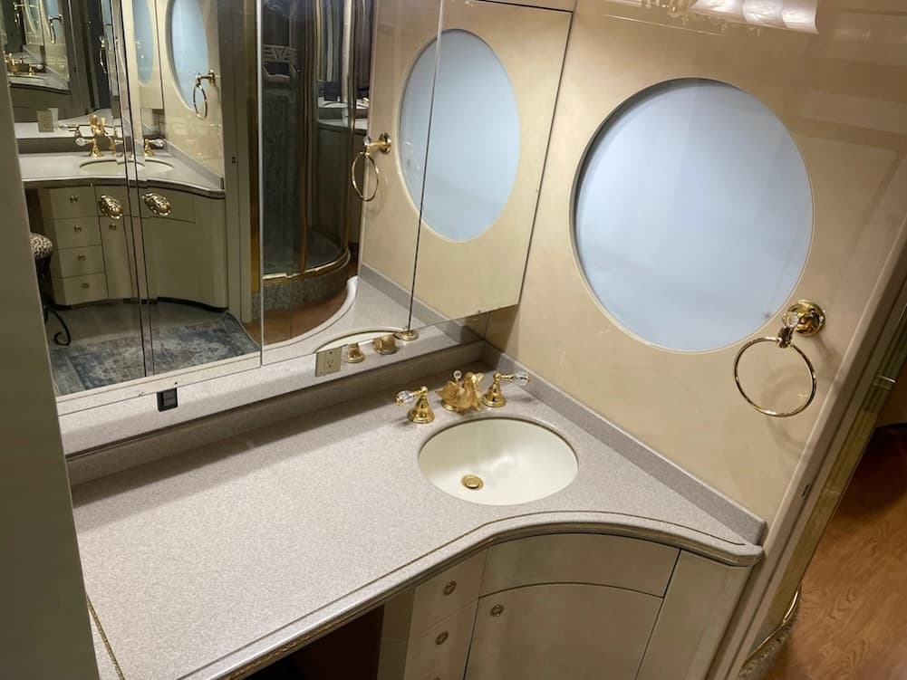 2002 Prevost Featherlite H3-45 Motorhome - Image 33