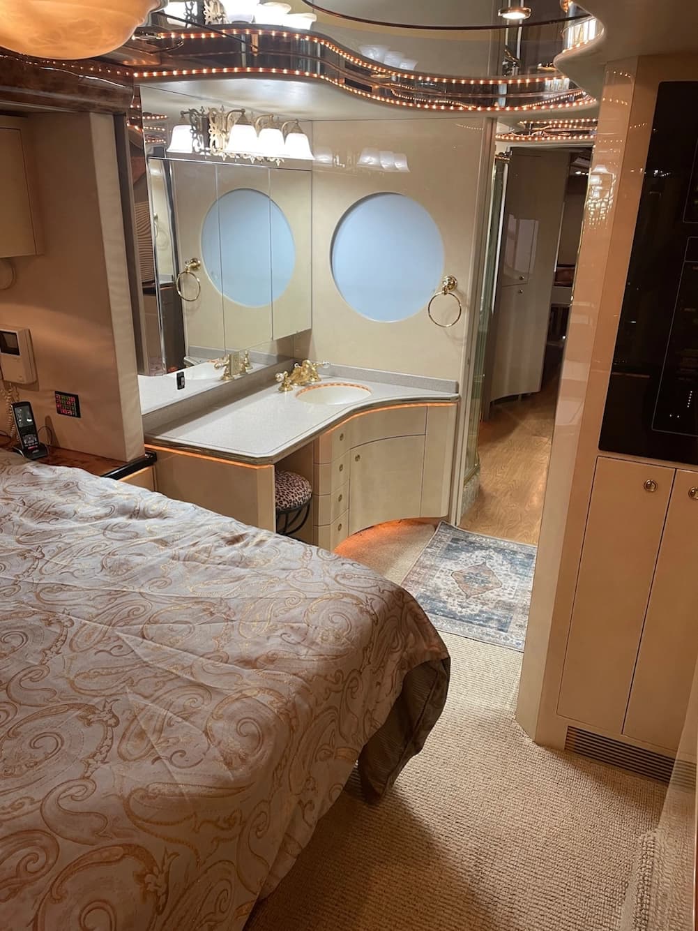 2002 Prevost Featherlite H3-45 Motorhome - Image 34