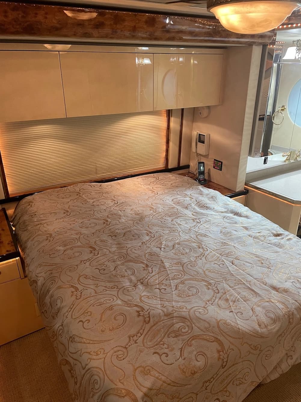 2002 Prevost Featherlite H3-45 Motorhome - Image 35