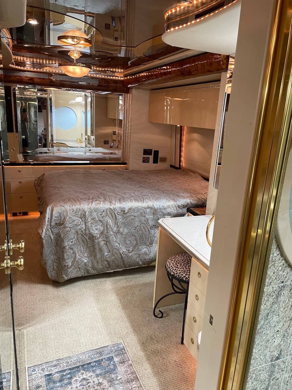 2002 Prevost Featherlite H3-45 Motorhome - Image 36