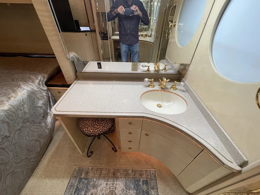 2002 Prevost Featherlite H3-45 Motorhome - Image 44