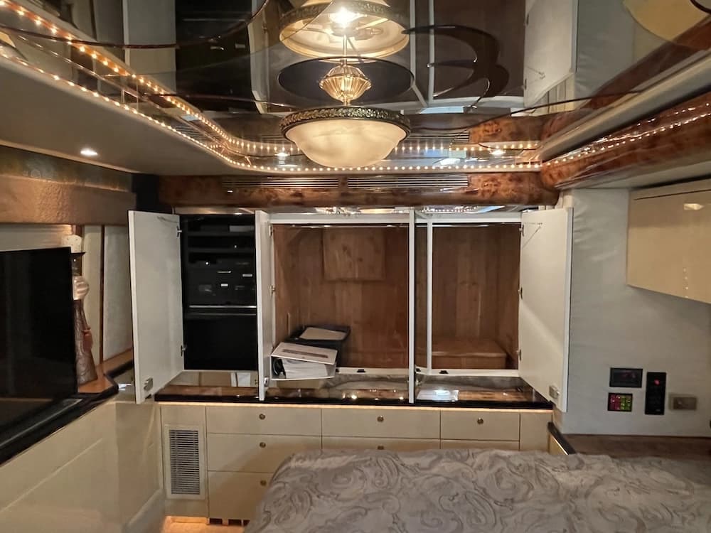 2002 Prevost Featherlite H3-45 Motorhome - Image 48