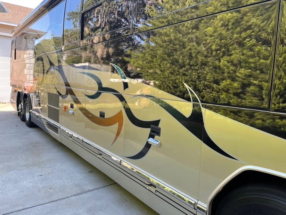 2002 Prevost Featherlite H3-45 Motorhome - Image 9