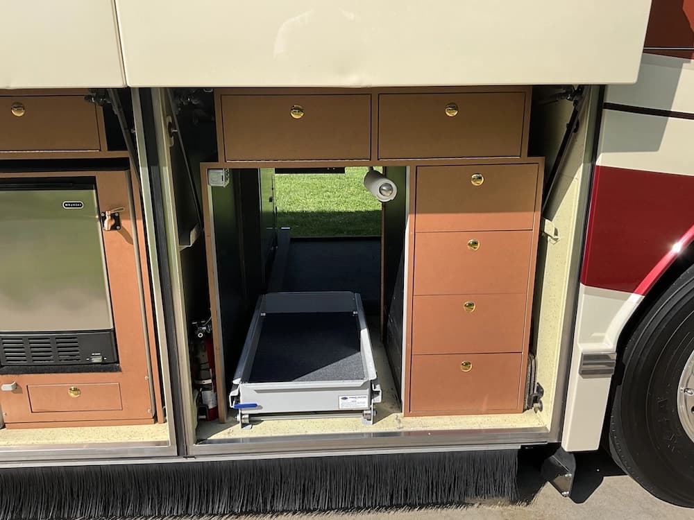 2007 Prevost Featherlite H3-45 Motorhome - Image 2