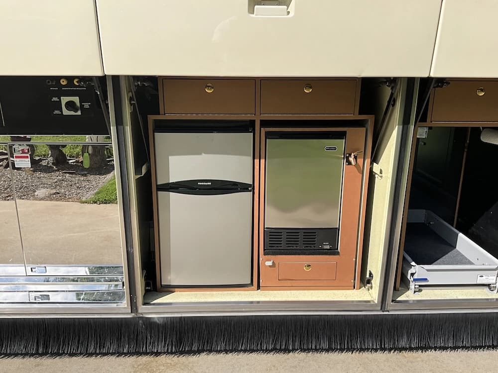 2007 Prevost Featherlite H3-45 Motorhome - Image 3