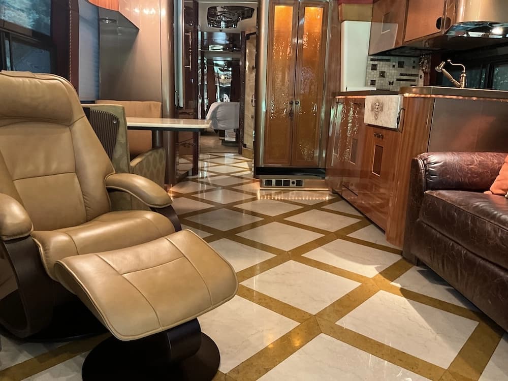 2007 Prevost Featherlite H3-45 Motorhome - Image 22