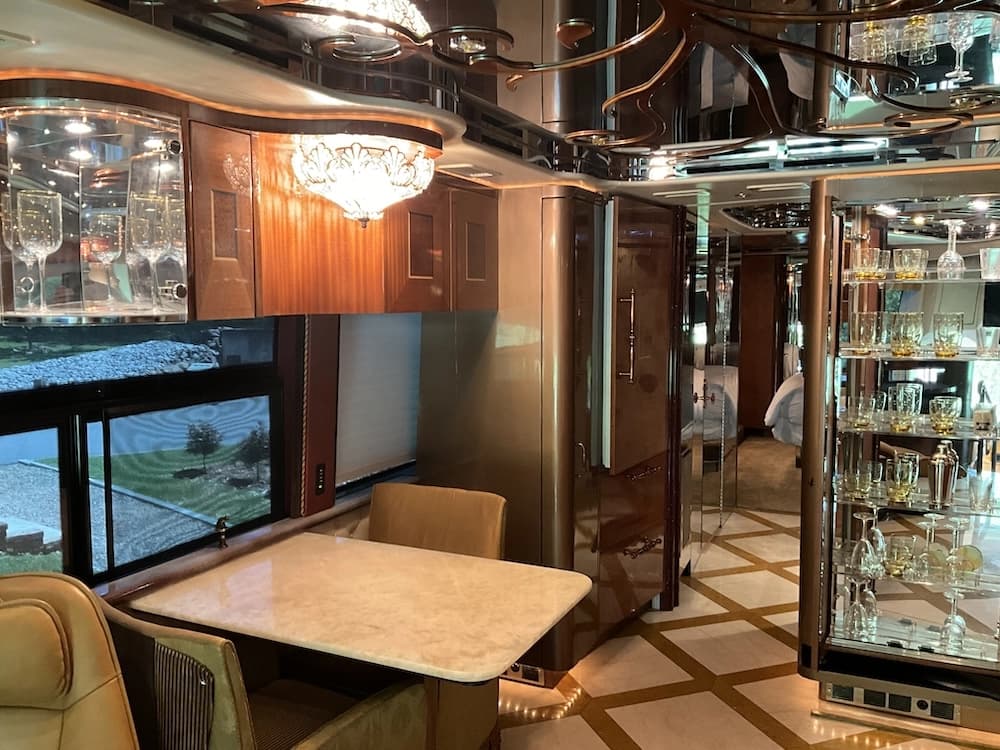 2007 Prevost Featherlite H3-45 Motorhome - Image 25