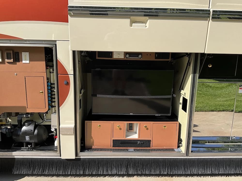 2007 Prevost Featherlite H3-45 Motorhome - Image 4
