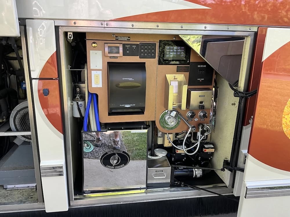 2007 Prevost Featherlite H3-45 Motorhome - Image 6