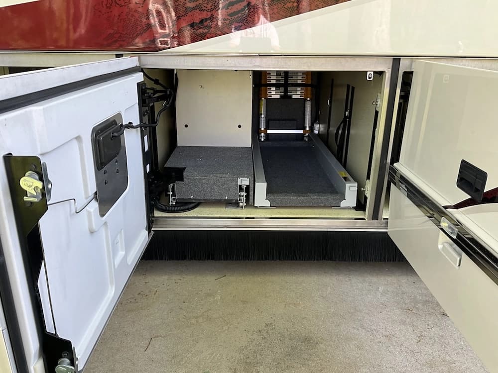 2007 Prevost Featherlite H3-45 Motorhome - Image 8