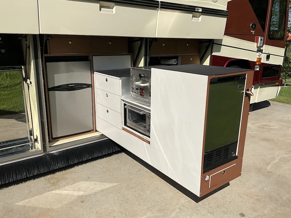 2007 Prevost Featherlite H3-45 Motorhome - Image 10