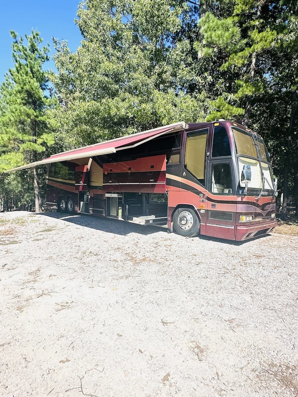 2001 Prevost Angola H3-45 Motorhome - Image 1
