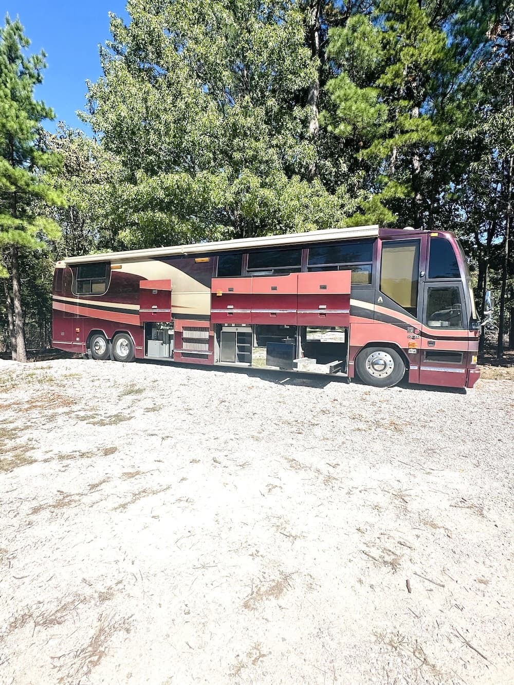 2001 Prevost Angola H3-45 Motorhome - Image 2