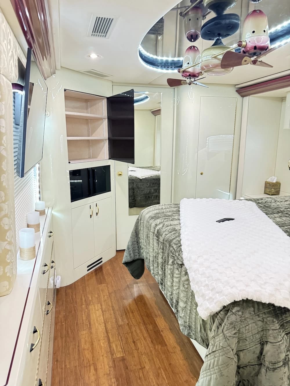 2001 Prevost Angola H3-45 Motorhome - Image 11