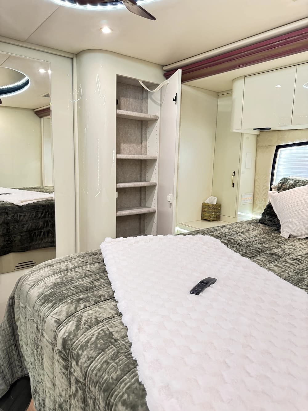 2001 Prevost Angola H3-45 Motorhome - Image 16