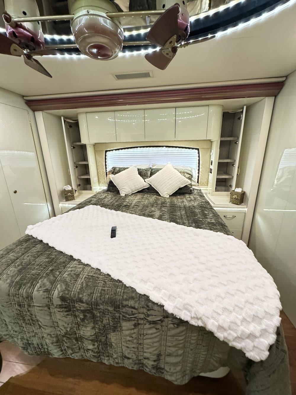 2001 Prevost Angola H3-45 Motorhome - Image 18