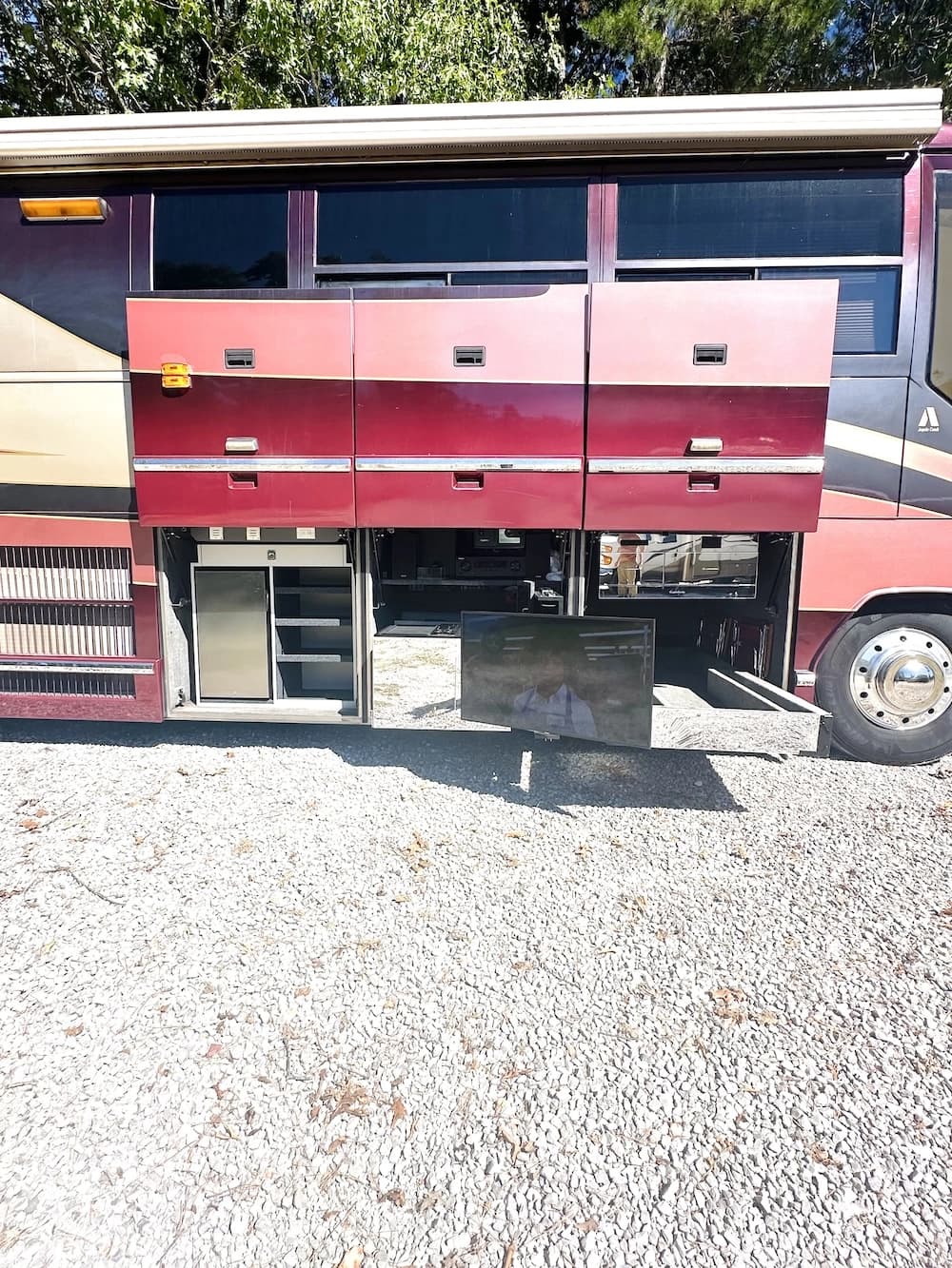 2001 Prevost Angola H3-45 Motorhome - Image 3