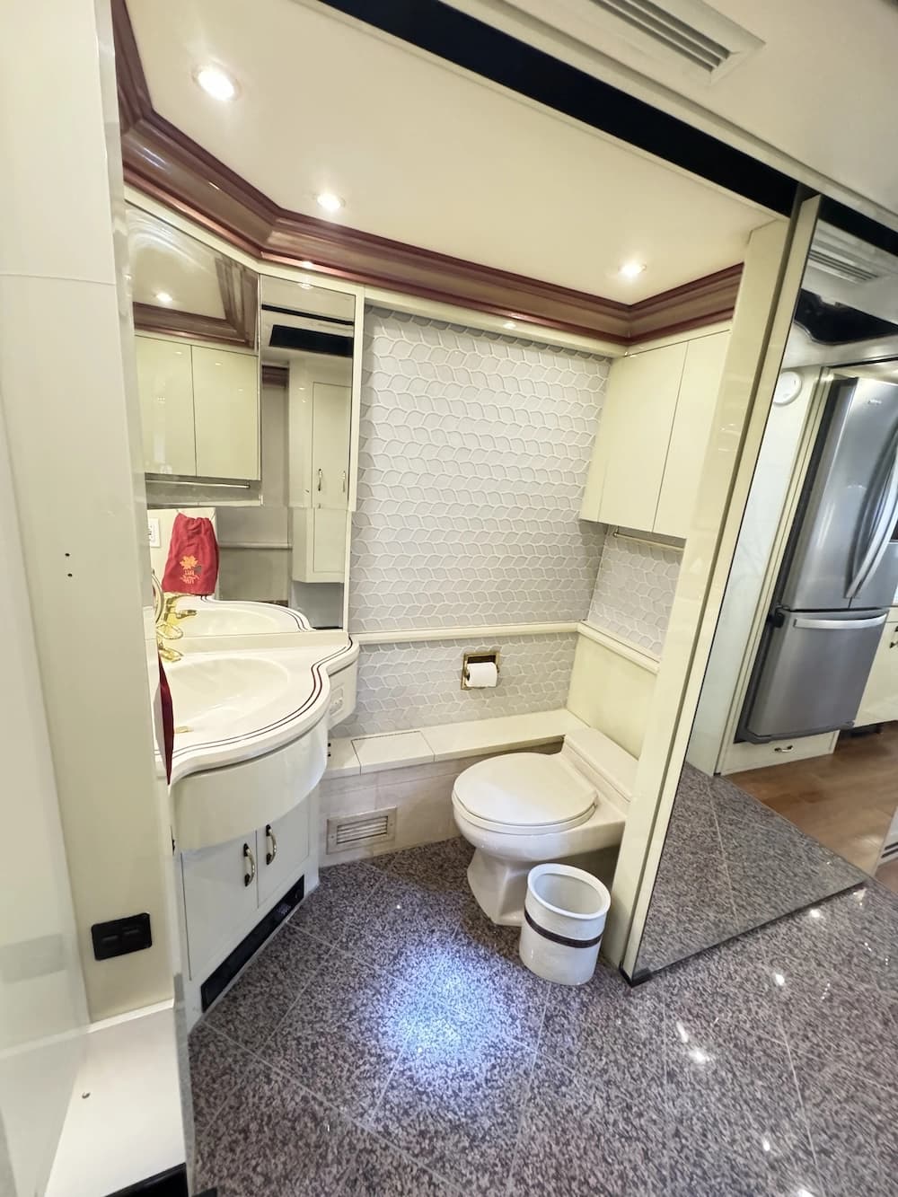 2001 Prevost Angola H3-45 Motorhome - Image 21