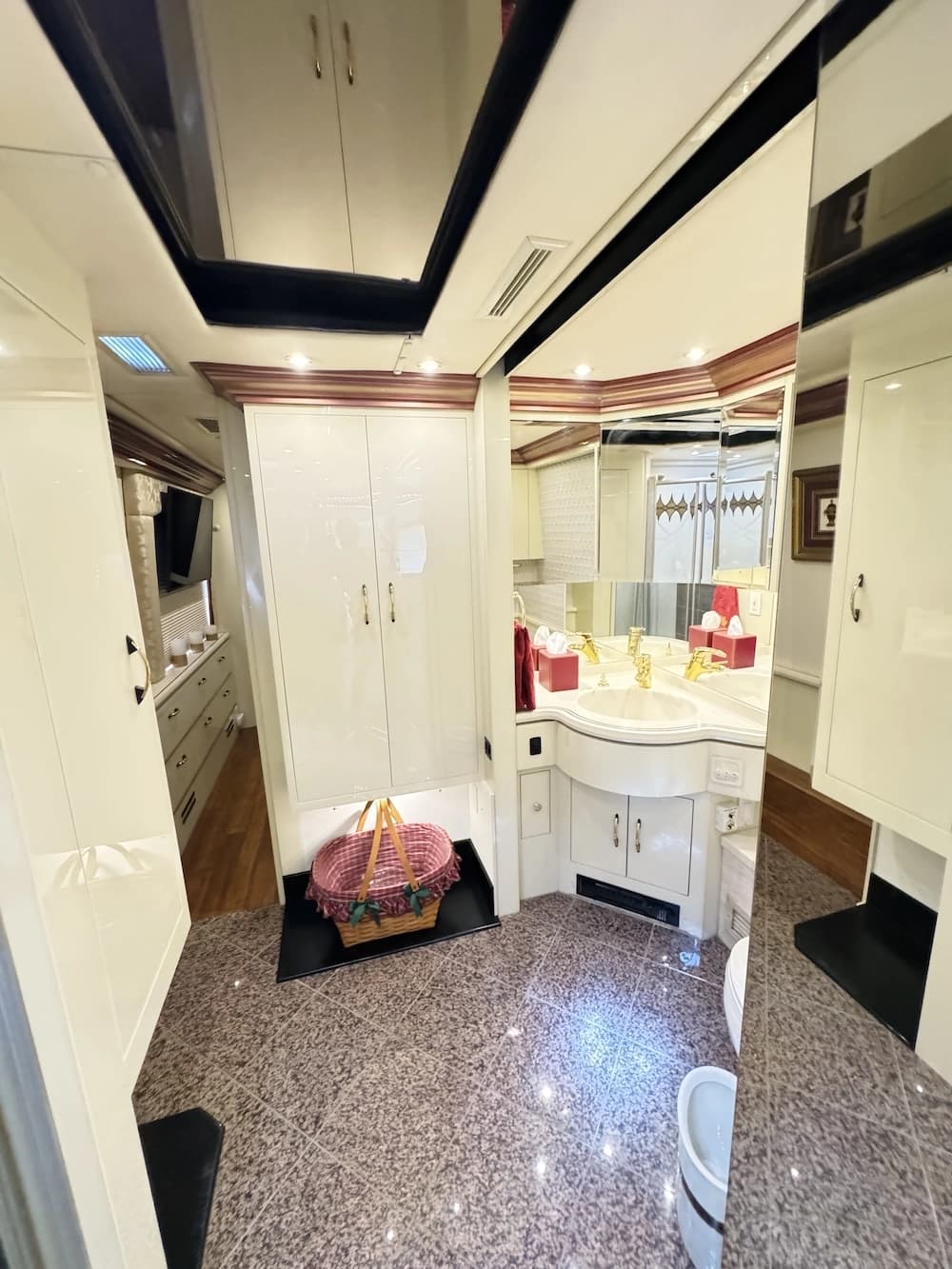 2001 Prevost Angola H3-45 Motorhome - Image 22