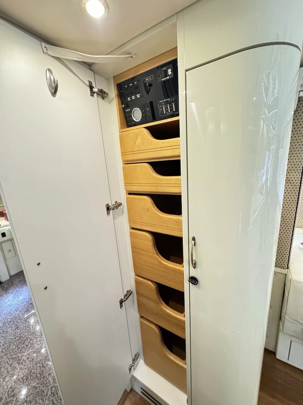 2001 Prevost Angola H3-45 Motorhome - Image 9