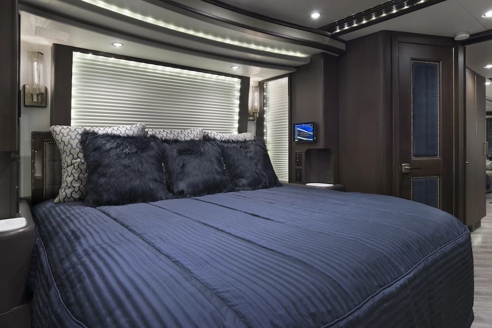 2018 Prevost Liberty Elegant Lady H3-45 Motorhome - Image 16