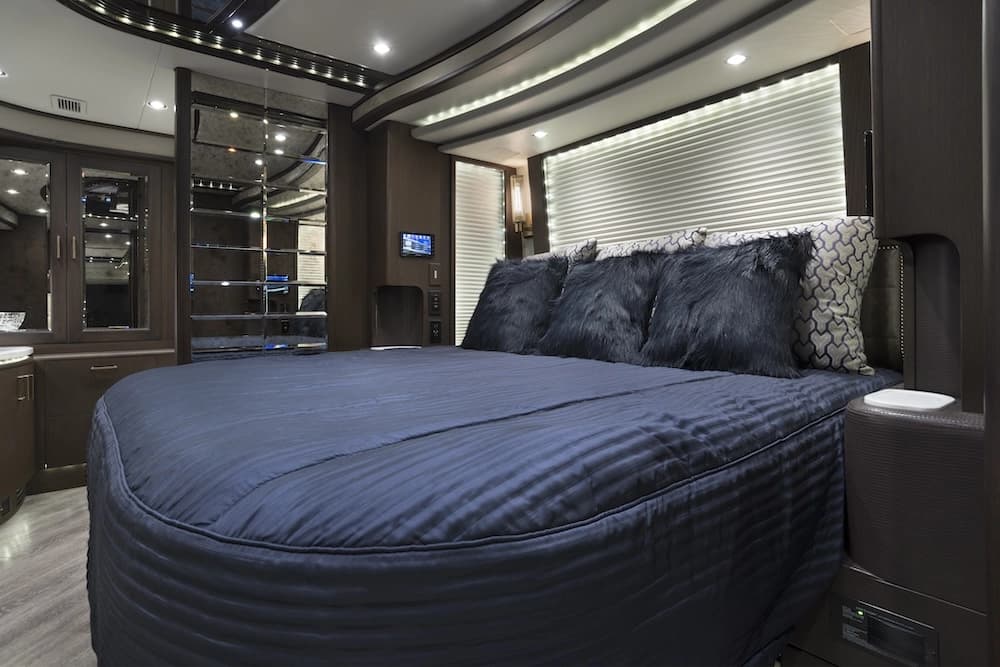 2018 Prevost Liberty Elegant Lady H3-45 Motorhome - Image 18